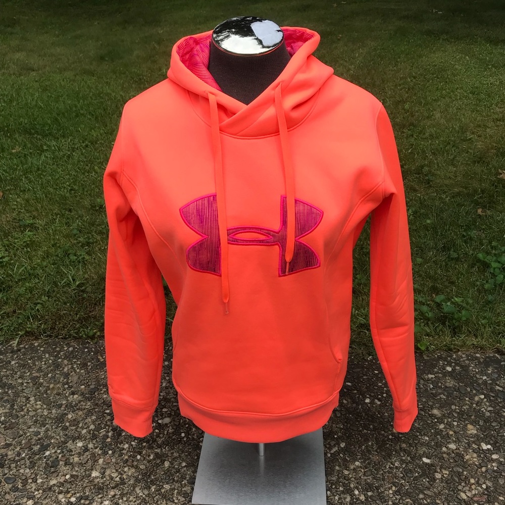 Semi-fitted Under Armour hooded sweatshirt
